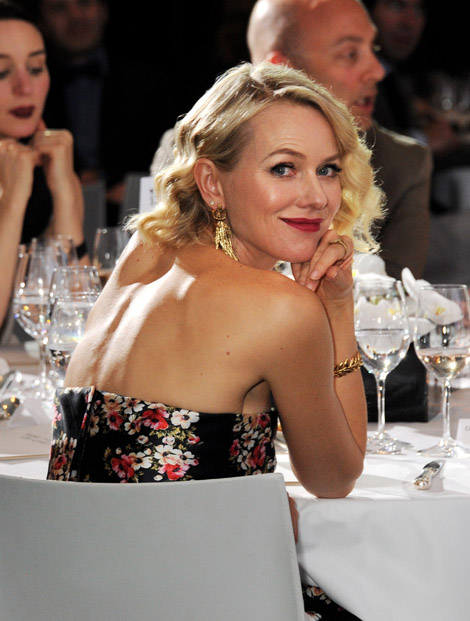 Naomi Watts has Old Hollywood allure hair & makeup to compliment her styling