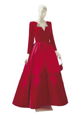 Valentino A Valentino Red Velvet and Satin Ball Gown with Scarlet and Beaded Satin Evening Bag The dress labeled ‘Valentino Couture’, 1990s Estimate: $3,000-5,000