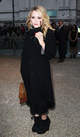 Mary_Kate Olsen dressed in Burberry arrives at the Burberry Sp10 fashion show, London