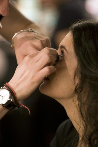 Applying a natural makeup backstage at Madrid Fashion Week