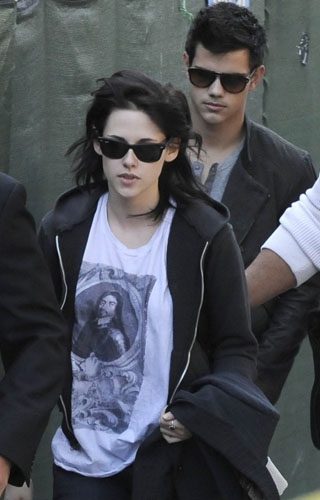 Kristen Stewart wearing Burberry Portrait T Shirt at LAX, November 2009
