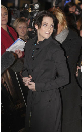 Kristen Stewart wearing Burberry trench coat to the New Moon event in London, November 2009